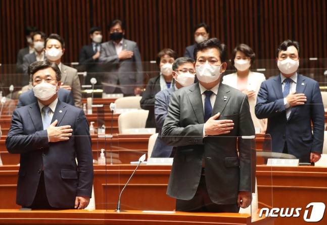 28일 오후 서울 여의도 국회에서 열린 더불어민주당 의원총회에서 송영길 당대표, 윤호중 원내대표등 참석자들이 국민의례를 하고 있다.8/뉴스1 (C) News1 오대일 기자