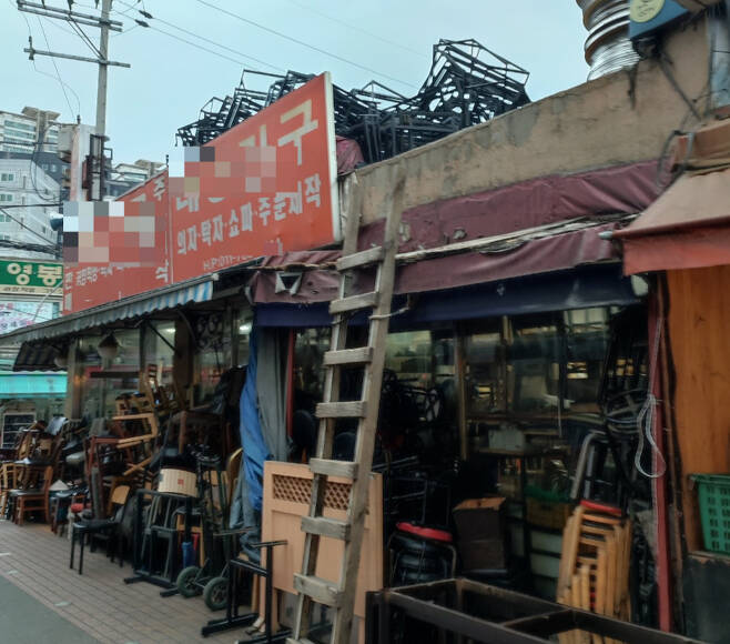 서울 중구 황학동 주방가구거리에서 식당용 중고 가구를 취급하는 한 가게에 옥상까지 중고 물품이 쌓여있다. /사진=정세진 기자