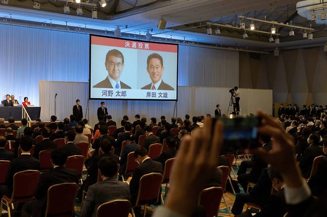 29일 일본 자민당 신임 총재 2차 결선투표 현장. 자민당 의원들과 지자체 관계자들이 전광판을 보며 결과를 기다리고 있다. /사진=AFP