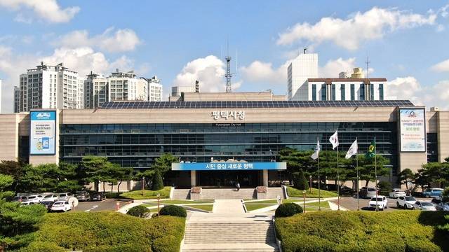 경기 평택시는 자동차클러스터 조성사업과 관련해 일부 언론에서 보도한 특혜 논란과 관련, "업 추진에 있어 공정하고 투명하게 진행할 것"이라고 밝혔다. 사진은 평택시청 전경. / 사진제공=평택시