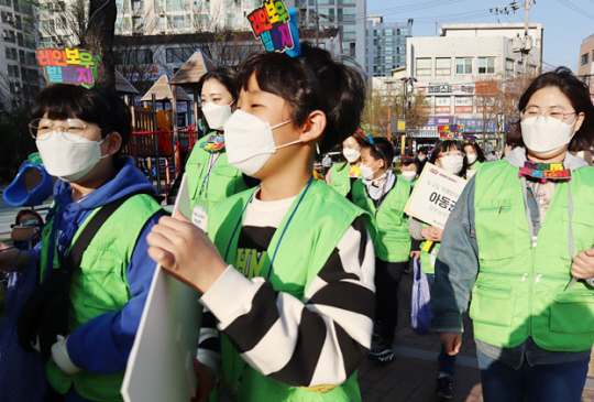 지난 4월 5일 경기 안양시 만안구 지역 아동들이 아동 권리 옹호 마을행진 퍼포먼스를 하는 모습. 초록우산어린이재단 제공