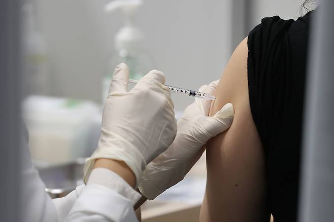 28일 오전 서울 마포구민체육센터에 마련된 코로나19 예방접종센터에서 한 시민이 백신 접종을 하고 있다. [연합]
