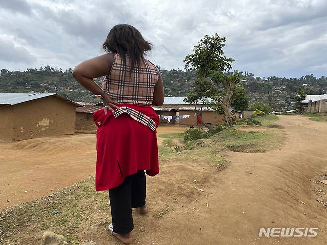 [콩고=AP/뉴시스] 지난 3월18일 한 성 착취 피해 여성이 콩고민주공화국 동부 베니에서 마을을 바라보고 있다. 2021.09.29.
