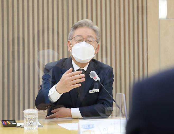 29일 오후 경기도청 북부청사 상황실에서 열린 경기도-북동부 3개 시·군(포천, 가평, 연천) 업무 협약식에서 이재명 경기도지사가 발언을 하고 있다. (사진=경기도 제공) *재판매 및 DB 금지