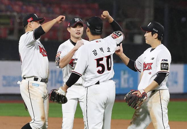 28일 경기도 수원케이티위즈파크에서 열린 2021 KBO리그 프로야구 두산 베어스와 kt wiz의 경기. 5대1로 승리한 KT 선수들이 기뻐하고 있다. 연합뉴스