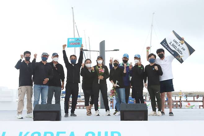 제13회 코리아컵 국제요트대회 우승팀들이 기념사진을 촬영하고 있다. 울진군 제공