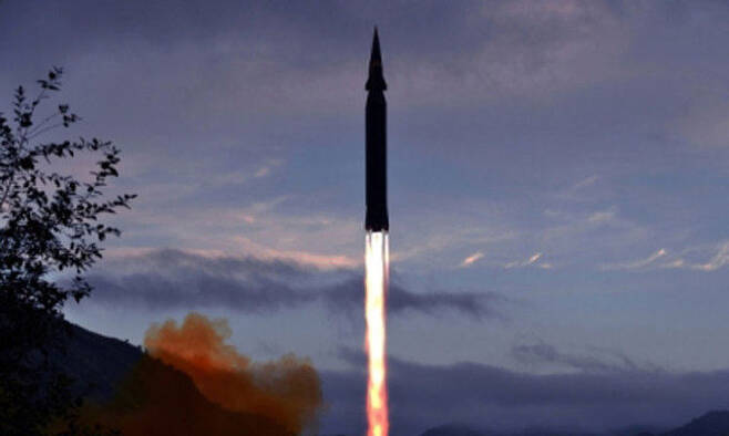 북한이 신형 극초음속 미사일 화성-8형을 처음으로 시험발사했다고 29일 발표했다. 평양 조선중앙통신=연합뉴스