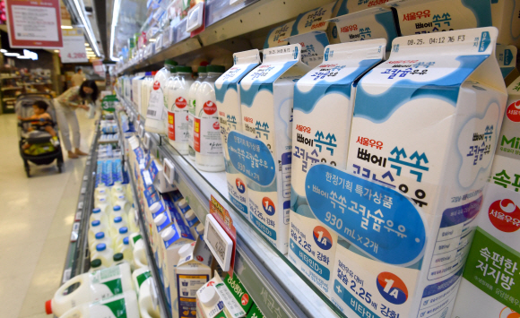 서울시내 한 마트에 우유 제품들이 진열돼 있다.서울신문DB