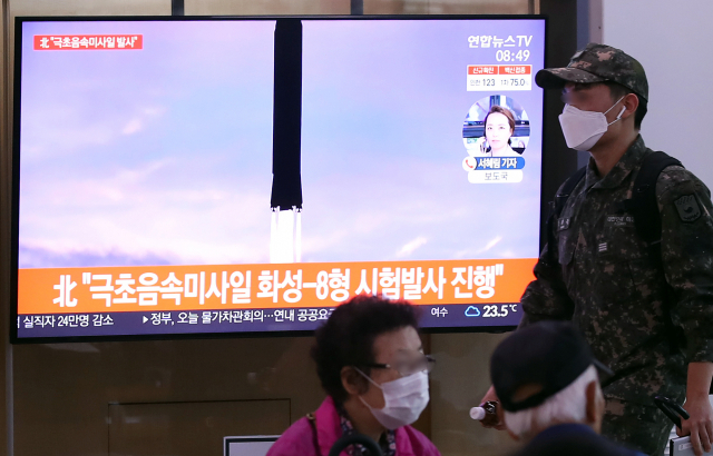 29일 오전 서울역에서 시민들이 북한의 극초음속 미사일 화성-8형 시험발사 관련 뉴스를 TV로 시청하고 있다. /연합뉴스