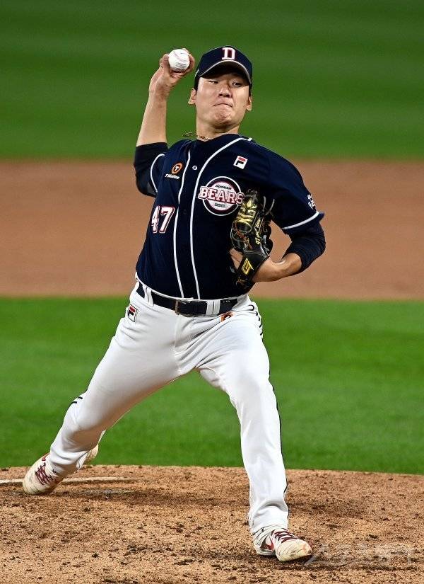 29일 경기도 수원 kt위즈파크에서 ‘2021 신한은행 SOL KBO리그’ kt 위즈와 두산 베어스의 경기가 열렸다. 두산 선발투수 곽빈이 힘차게 볼을 던지고 있다. 수원 | 김민성 기자 marineboy@donga.com