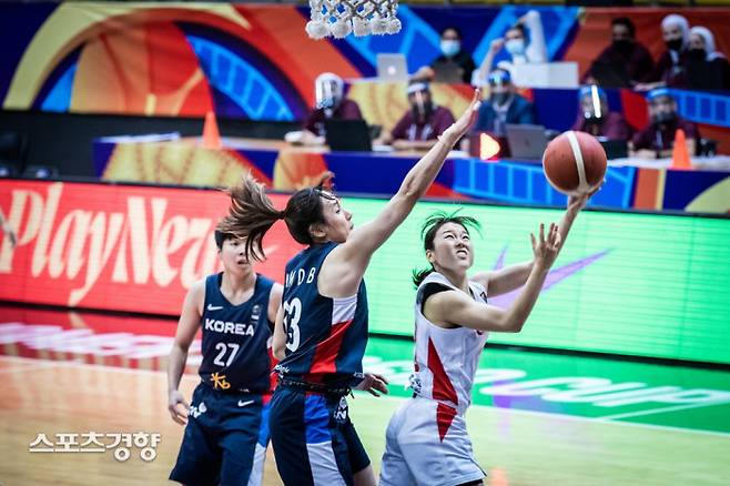 한국의 김단비(가운데)가 29일 열린 아시아컵 여자농구 일본과의 조별리그 A조 마지막 경기에서 상대 선수의 레이업 슛을 블록으로 저지하고 있다. FIBA제공