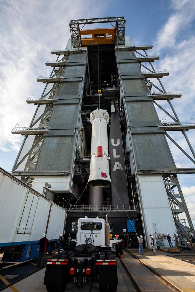 루시를 우주로 쏘아올릴 아틀라스5호 로켓 준비 과정  [NASA/Kim Shiflett 제공/ 재판매 및 DB 금지]