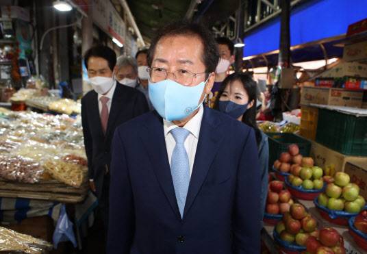 국민의힘 대권주자인 홍준표 의원이 30일 대구 칠성시장을 찾아 시민과 인사하고 있다.(사진=연합뉴스)