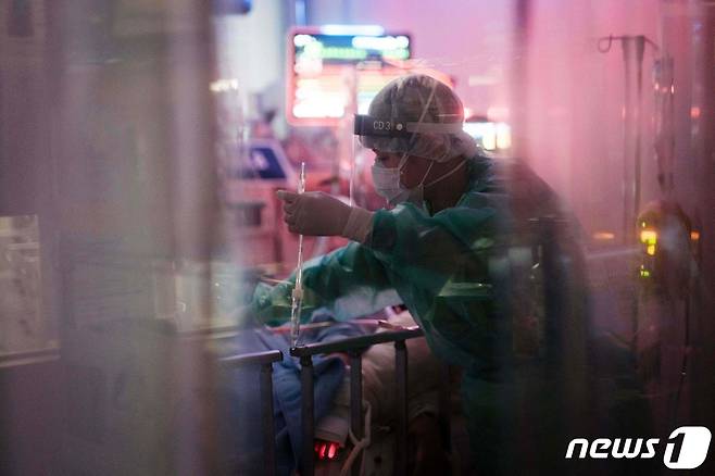 일본 요코하마시의 성 마리안나 병원의 코로나19 전용 병동에서 의료진이 환자를 돌보고 있다. © AFP=뉴스1
