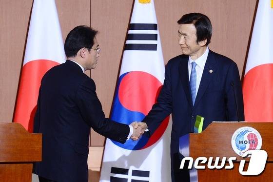 윤병세 외교부장관과 기시다 후미오(岸田文雄) 일본 외무상이 지난 2015년 12월28일 오후 서울 종로구 외교부청사에서 한일 외교장관 회담을 갖고 공동기자회견을 마친 뒤 악수를 나누고 있다. 한일 양국은 이날 한·일 외교장관 회담을 갖고 군 위안부 문제를 최종 타결했다. © News1