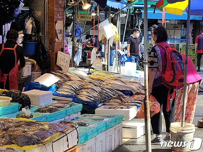 지난 27일 오전 소비자들이 청량리수산시장에서 수산물을 둘러보고 있다. © 뉴스1 조현기 기자