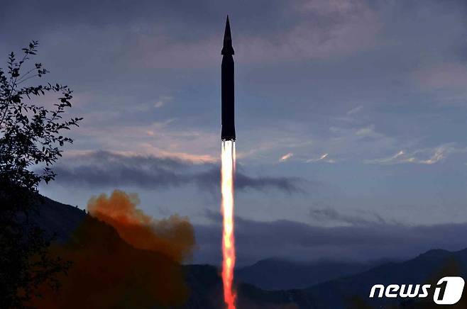 (평양 노동신문=뉴스1) = 북한이 새로 개발했다는 극초음속미사일의 시험발사 장면을 29일 공개했다. 노동당 기관지 노동신문은 이 미사일의 이름이 '화성-8'형이라며 관련 사진을 보도했다. 우리 군은 전날 북한이 '단거리 미사일'을 발사한 것으로 추정된다는 분석 결과를 내놓은 바 있다. [국내에서만 사용가능. 재배포 금지. DB 금지. For Use Only in the Republic of Korea. Redistribution Prohibited] rodongphoto@news1.kr