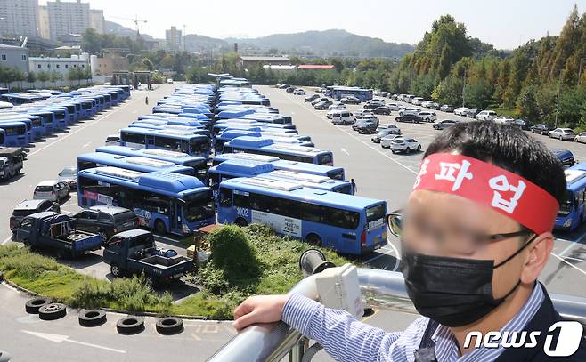 대전지역버스노조가 파업에 돌입한 30일 오전 대덕구의 한 차고지에 수십대의 버스가 운행을 멈춘 채 주차돼 있다. ©News1 김기태 기자