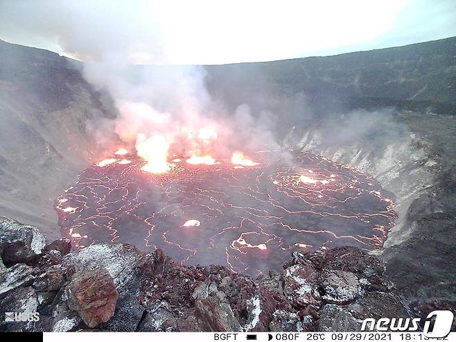 하와이 킬라우에아 화산 할레마우마 분화구에서 2021년 9월 29일(현지시간) 용암이 들끓는 모습이 미 지질연구소(USGS) 감시 카메라에 포착됐다. © 로이터=뉴스1 © News1 최서윤 기자
