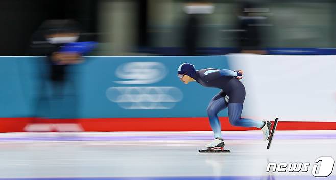 서울 노원구 태릉국제스케이트장에서 열린 SK텔레콤배 제56회 전국남녀 종목별 스피드스케이팅 선수권대회 여자 3000m 결승에서 김보름(강원도청)이 역주하고 있다. 사진은 기사와 무관. (뉴스1 DB)