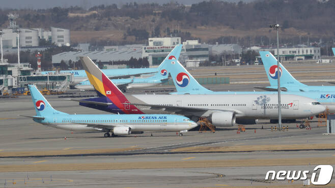 인천국제공항에 대한항공과 아시아나항공기가 멈춰 서 있다. /뉴스1 © News1 이성철 기자