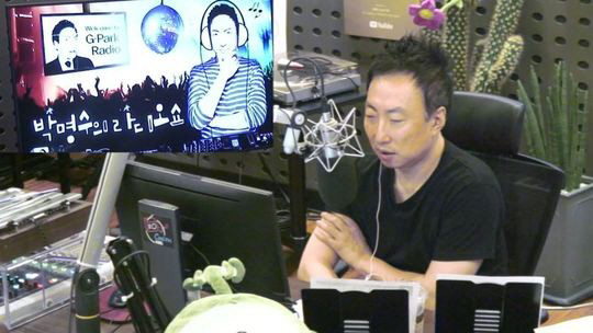 The comedian Park Myeong-su pinched the political scene, referring to For.On the 30th KBS Cool FM Park Myeong-sus Radio show, Park Myeong-su had time to talk about power with listeners.Park Myeong-su explained that the quiz proposition is power, saying, For is not long left. I feel a lot of A gun because there are many complicated things.I can see why I am trying to get power. There are more people who do not, but some people used power to do that, he added again.I think it would be good for a person who uses power for a sense of mission and the people (for) to be selected. I wonder if this is happening more and more because it keeps happening.Park Myeong-su continued, I will give a gift to someone who clearly tells me what power is.Park Myeong-su, among listeners opinions, said: The power is the Techs Kies.I live in form, die, live for money, he said, sympathetic to the listener who defied power in the lyrics of Techs Kies Formal Life Form .Park Myeong-su said, Is not it power to eat money?I eat hundreds of billions of won and I do not know, he said. It is not related to the members of the Techs Kies.