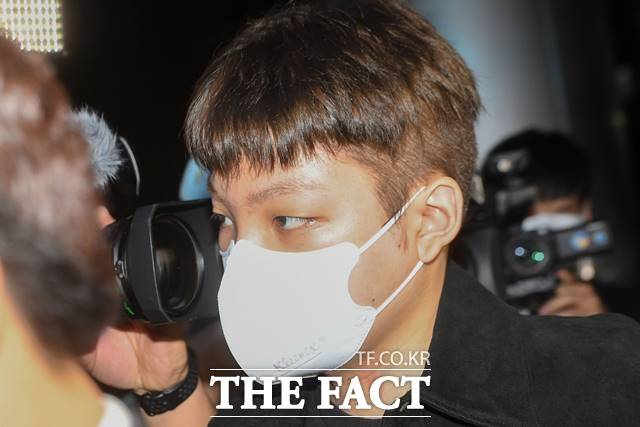 무면허 운전과 음주 측정 거부, 경찰관 폭행 등 혐의로 입건된 장제원 국민의힘 의원의 아들 장용준(21·예명 노엘)이 30일 오후 서울 서초구 서초경찰서에 출석하고 있다. /뉴시스