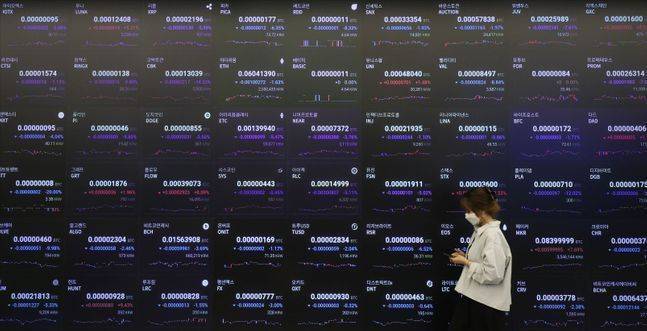 서울 강남구 암호화폐 거래소 업비트 라운지 전광판에 비트코인 기반 코인 전용 마켓 시세가 표시되고 있다.(자료사진) ⓒ데일리안 홍금표 기자