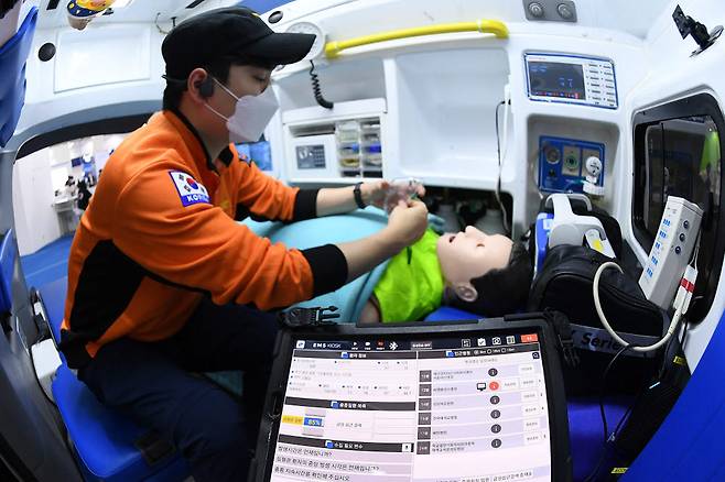 디지털헬스케어 부스에서 한 구급대원이 5G 인공지능(AI) 기반 응급의료 시스템을 시연하고 있다.