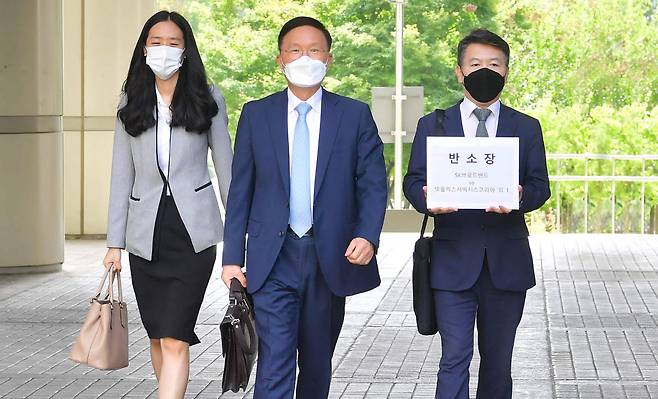 SK브로드밴드가 넷플릭스에 대한 맞소송(반소)을 제기했다. 30일 SK브로드밴드 법률 대리인이 서울고등법원에 반소장을 제출하기 위해 들어서고 있다. 강신섭 법무법인 세종 변호사(가운데)는 “넷플릭스가 1심 판결 이후에도 망사용료를 지불할 의사를 전혀 보이고 있지 않기 때문에 반소를 진행하게 됐다”고 밝혔다. 박지호기자 jihopress@etnews.com