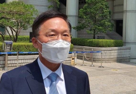 SK브로드밴드 측의 소송대리인인 강신섭 변호사(법무법인 세종)가 25일 서울 서초구 중앙지방법원에서 선고 이후 취재진들과 인터뷰하고 있다. 2021.6.25/뉴스1 © News1 김정현 기자 /사진=뉴스1