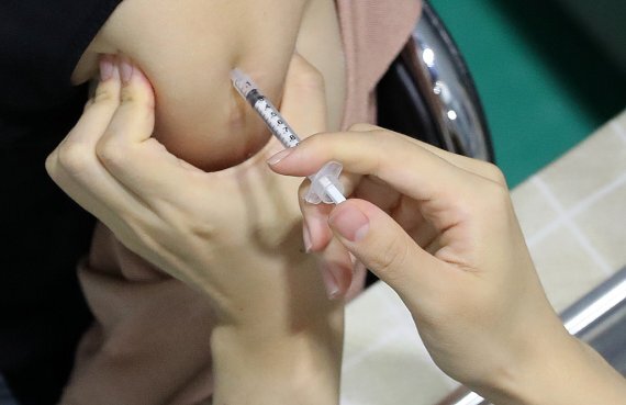 서울의 한 지자체 센터에 마련된 코로나19 백신 예방접종센터에서 백신을 맞고 있는 한 시민. /사진=뉴스1
