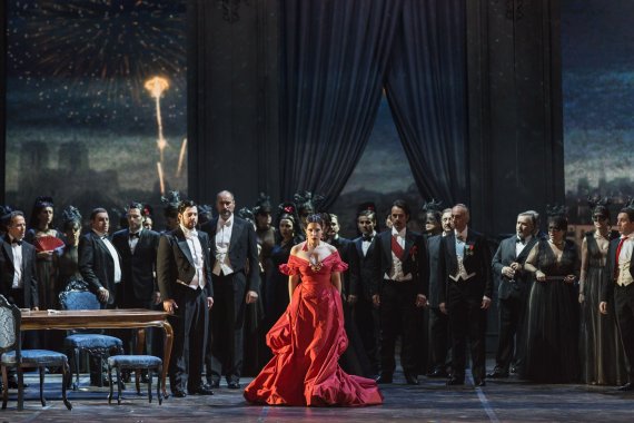 CGV '월간 오페라' 첫 상영작으로 큰 호응을 얻었던 베르디의 '라 트라비아타’의 한 장면