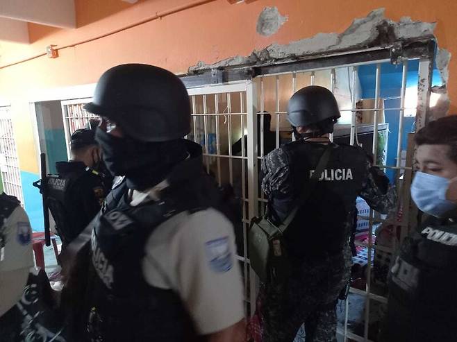 29일 에콰도르 과야킬의 교도소에 진입한 경찰이 감방을 점검하고 있다. 신화 연합뉴스