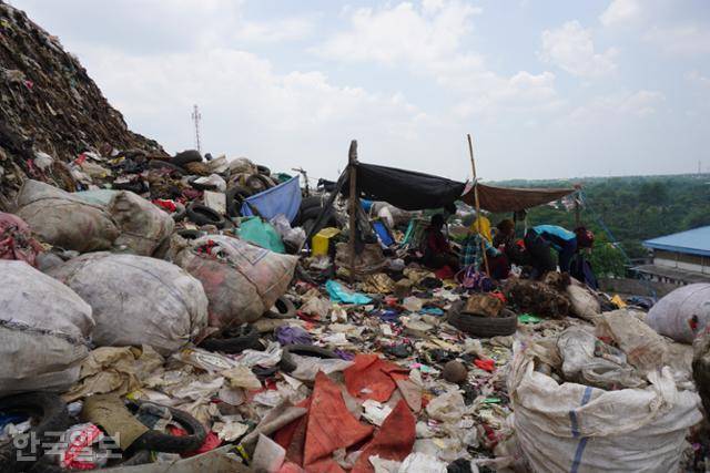 반타르 그방 쓰레기산 천막에서 식사를 하는 넝마주이들. 브카시=고찬유 특파원