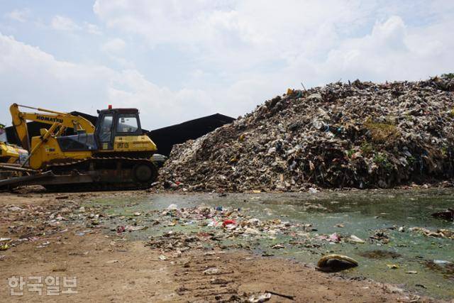 반타르 그방 통합쓰레기처리장에서 퇴비로 만들기 위해 따로 모아 둔 쓰레기. 브카시=고찬유 특파원