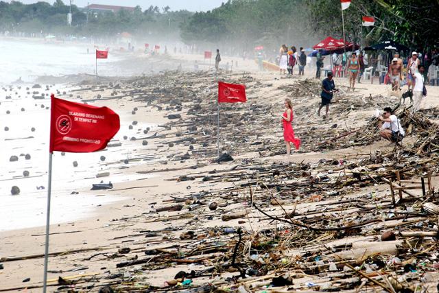 인도네시아 발리를 찾은 관광객들이 2019년 12월 쓰레기가 밀려들어와 폐쇄된 쿠타 해변에서 바다를 바라보고 있다. 자카르타포스트 캡처