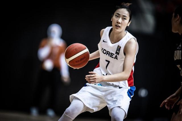 여자농구 대표팀 박혜진이 27일 요르단 암만에서 열린 2021 국제농구연맹(FIBA) 여자 아시아컵 뉴질랜드전에서 드리블을 하고 있다. FIBA 제공