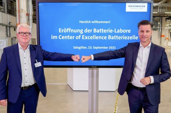 토마스 쉬멜 폴크스바겐 기술 이사(오른쪽)와 프랭크 블롬 배터리 유닛 대표가 독일 잘츠기터 연구소에서 전기차 배터리 투자 계획을 발표하고 있다. 폴크스바겐은 배터리셀 생산에 41조원을 투자할 계획이다. 사진 폴크스바겐