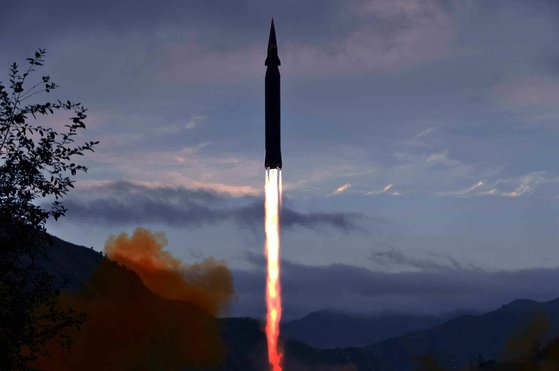 북한이 새로 개발했다는 극초음속미사일의 시험발사 장면을 29일 공개했다. 북한은 28일 자강도용림군 도양리에서 발사한 미사일을 '화성-8'이라고 밝혔다. [뉴스 1]
