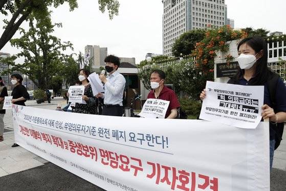 지난해 7월 기초생활보장법바로세우기공동행동이 서울 세종대로 정부서울청사 앞에서 기자회견을 열고 가난한 이들의 복지확대와 빈곤문제 해결을 위해 2022년 기준중위소득 대폭 인상, 부양의무자기준 완전 폐지, 중앙생활보장위원회 개방, 정보 공개 등을 촉구하는 모습.. 뉴스1