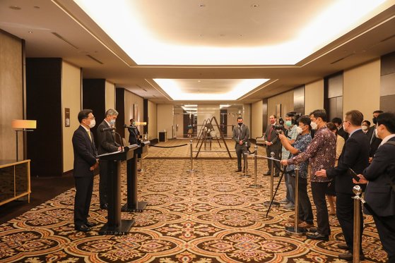한ㆍ미 북핵 수석대표 협의 뒤 발언하는 양국 대표. 사진 외교부