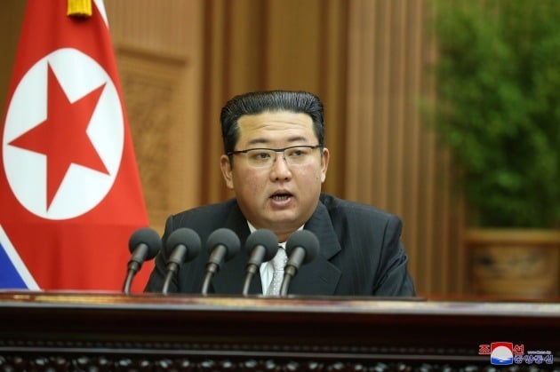 김정은 북한 국무위원장이 지난 29일 평양 만수대의사당에서 열린 최고인민회의 제14기 제5차 회의 2일 회의에서 시정연설을 하고 있는 모습. 연합뉴스