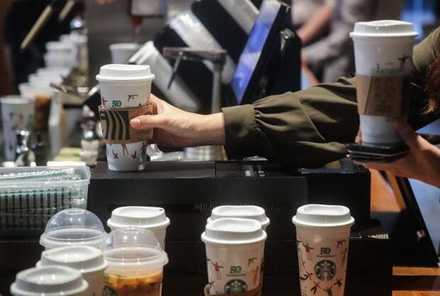 지난 28일 오후 서울 시내 한 스타벅스 매장에서 직원들이 다회용 컵에 음료 담아 고객에게 제공하고 있다.[사진=연합뉴스]