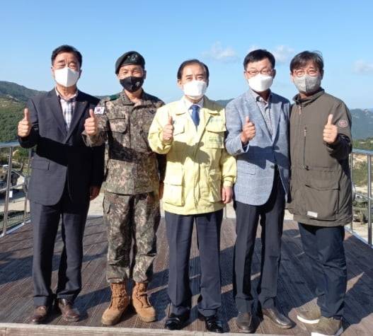 부동산개발협회 관계자들이 30일 중부전선 5군단 및 경기 포천,강원 철원과 상생 협력방안을 논의했다. 사진 왼쪽부터 이현종 철원군수,김현종 5군단장(중장),박윤국 포천시장, 김승배 개발협회장, 이창민 ARP 주임교수.