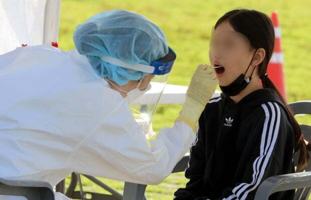 30일 구미 낙동강체육공원에 설치된 코로나19 임시선별진료소에서 한 시민이 진단검사를 받고 있다. /사진=뉴스1