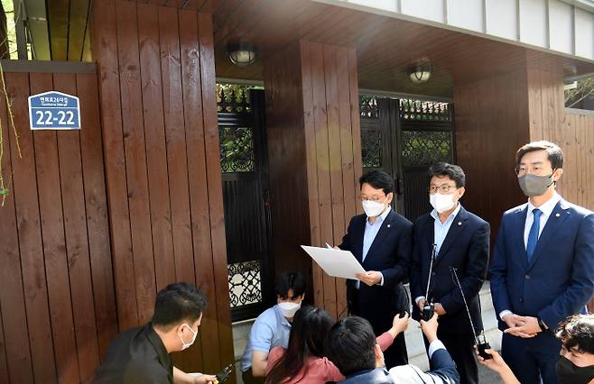 민주당, 논란의 ‘연희동 집’ 찾아서 국회 국토교통위원회 소속 더불어민주당 의원들이 30일 윤석열 전 검찰총장의 부친이 화천대유 대주주인 김만배씨의 누나에게 매각한 서울 서대문구 연희동 자택을 현장 조사한 뒤 매각 의혹에 대한 입장을 밝히고 있다. 국회사진기자단