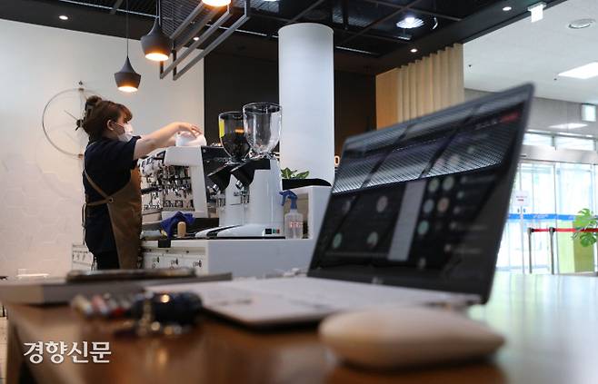 호텔제과제빵과 1학년 이채은 씨가 온라인 수업을 위해 노트북을 켜놓고 카페에서 일하고 있다. 김창길 기자