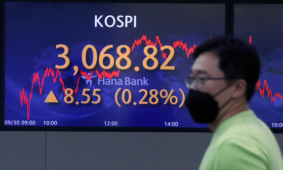 A screen in Hana Bank's trading room in central Seoul shows the Kospi closing at 3,068.82 points on Thursday, up 8.55 points, or 0.28 percent, from the previous trading day. [NEWS1]