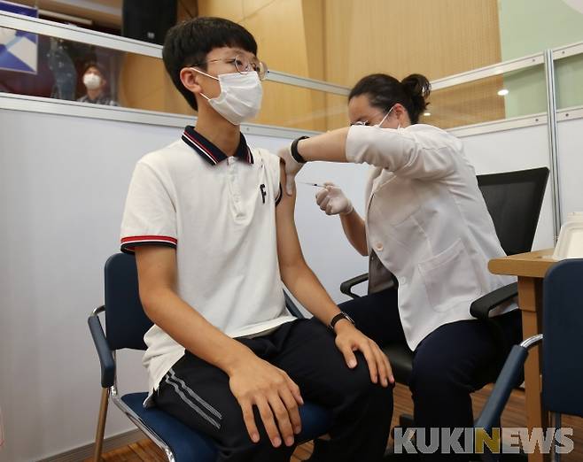 서울 양천구 해누리타운 백신접종센터에서 코로나19 화이자 백신 접종을 받고 있다.    사진=박효상 기자